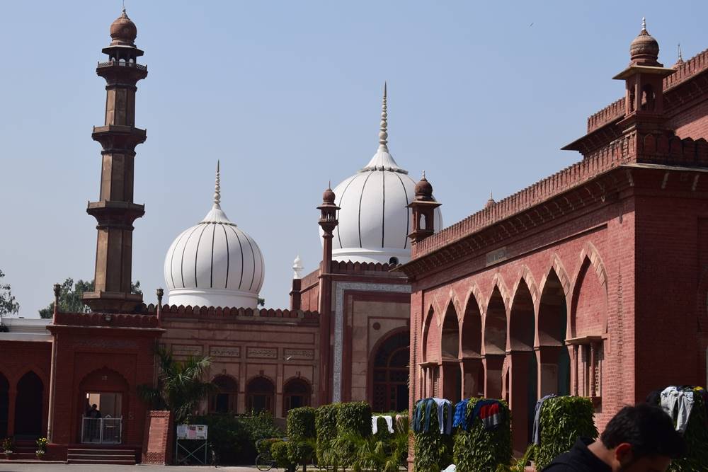 essay on aligarh muslim university in urdu